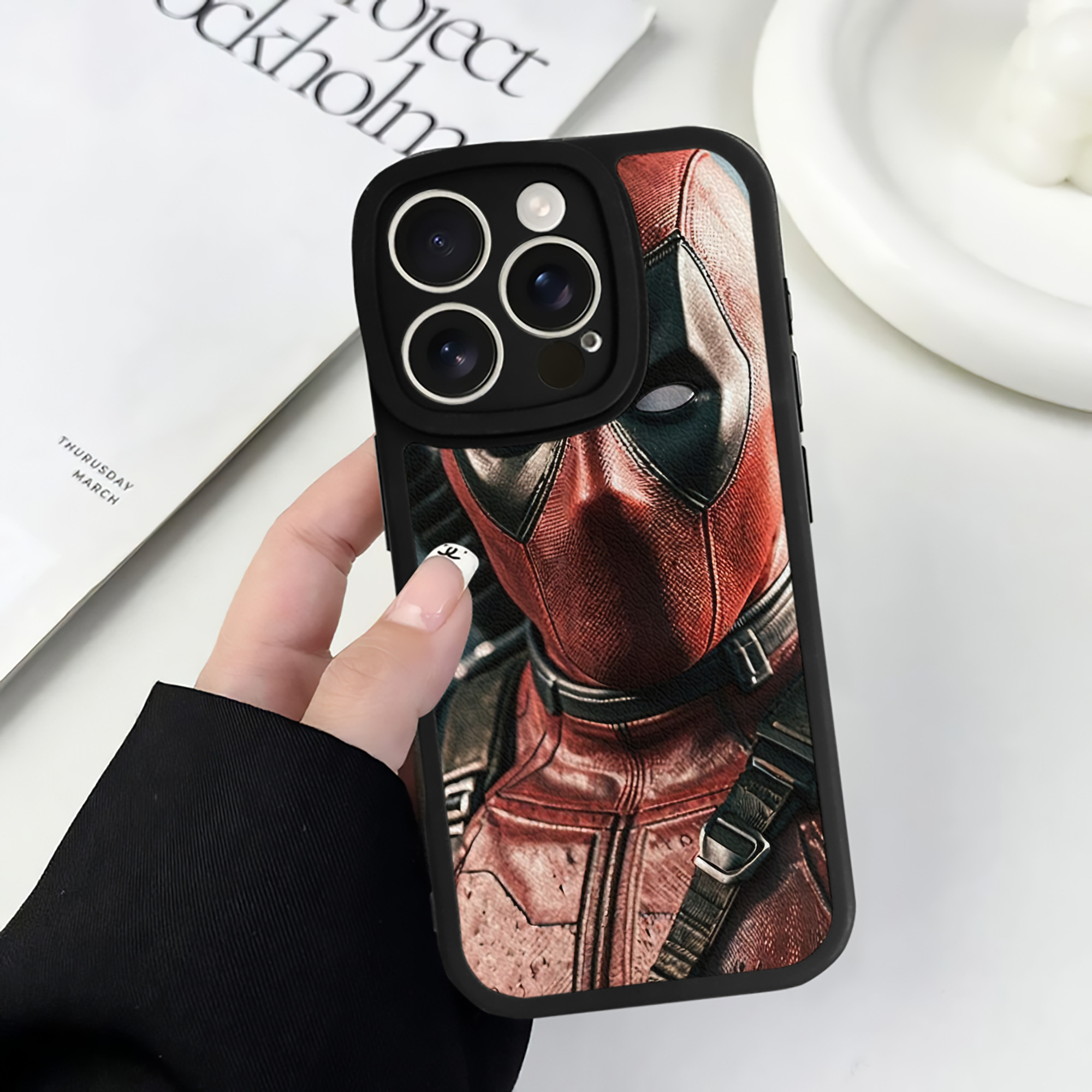 （画像用） Deadpool デッドプール 【iPhone 16シリーズ対応】シリコンスマホケース（レザー調） 材質：シリコン